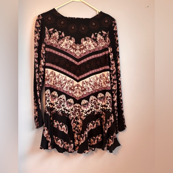 Free People Dresses & Skirts - Free People Black Floral Chevron Long Sleeve Dress Sz XS. PTP 19”. Rise 32”